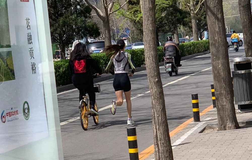 排面谷爱凌三里屯跑步被路人认出斑马线上回头掏手机拍照她已跑远