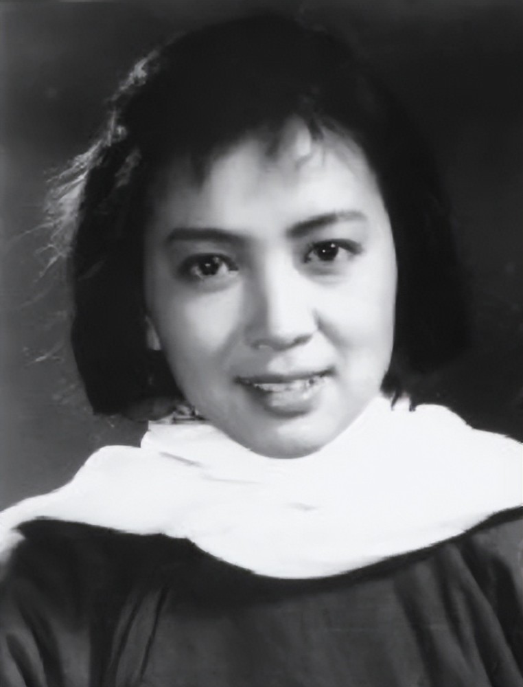 老艺术家谢芳主动追求张目与他恩爱一生三代同堂美满幸福