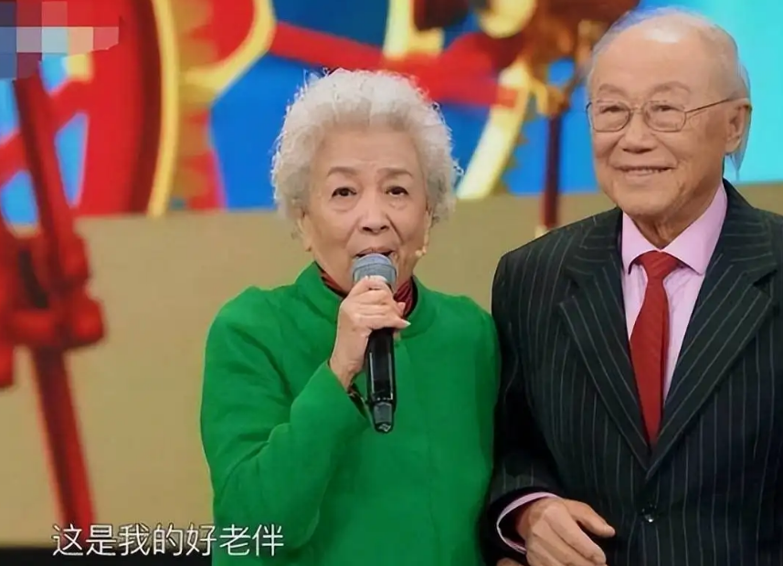 老艺术家谢芳：主动追求张目，与他恩爱一生，三代同堂美满幸福_腾讯新闻