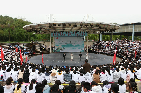 4月2日,庆来学校组织3000余名师生,开展主题为"记得·纪念·继承"的