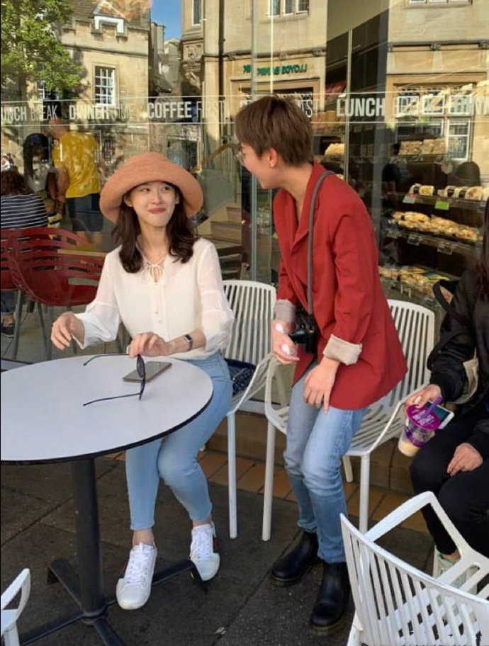 章泽天私下素颜不漂亮,身高并不高,驼着背还没路人大妈有气质!插图6