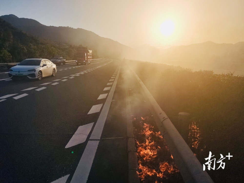 揭博高速突发火情这个背影让人动容