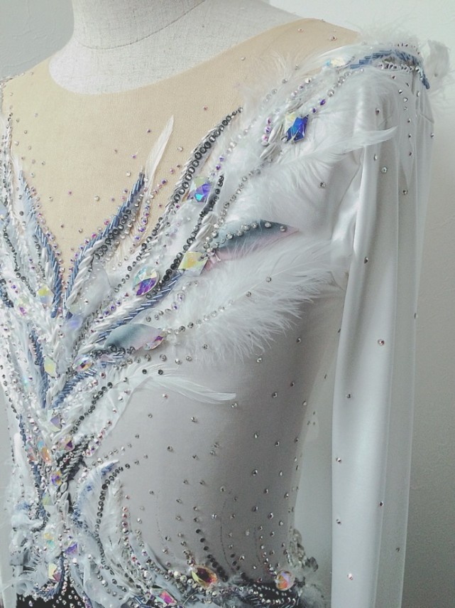 但是谁能成想,这样号称拥有"三千水钻华服"的羽生结弦,会在今年的北京