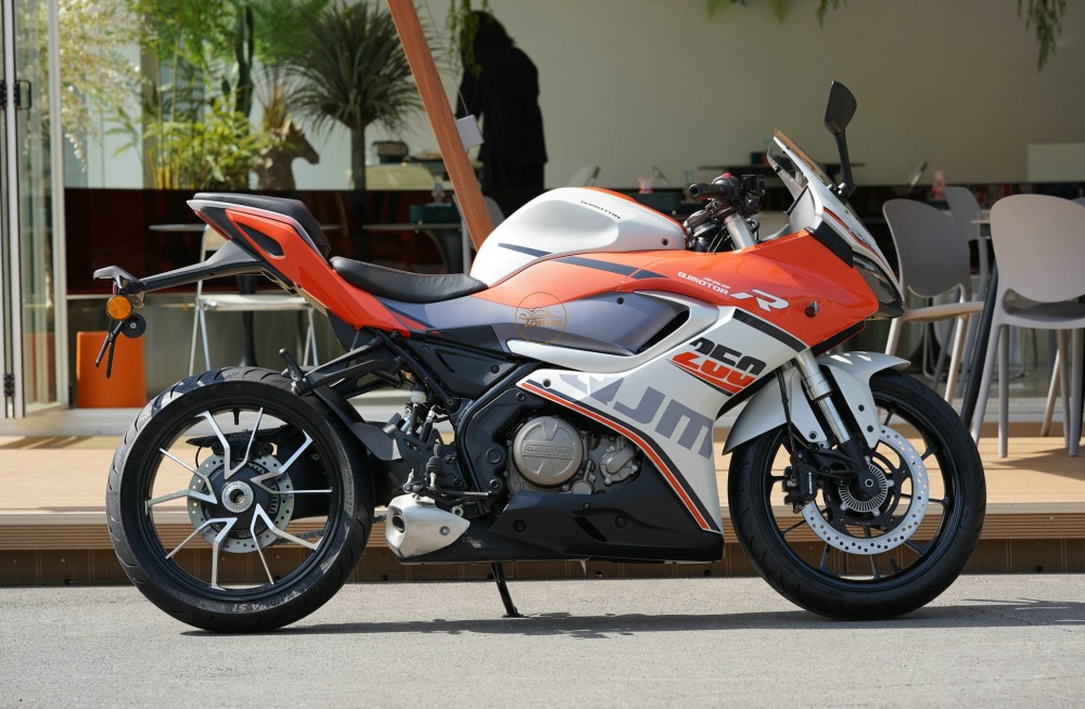 再试qjmotor赛250 车轻好操控颜值还高_腾讯新闻