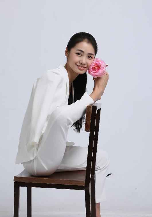 "无臂女孩"杨佩:9岁失去双臂,曾靠乞讨为生,最后逆袭成大老板