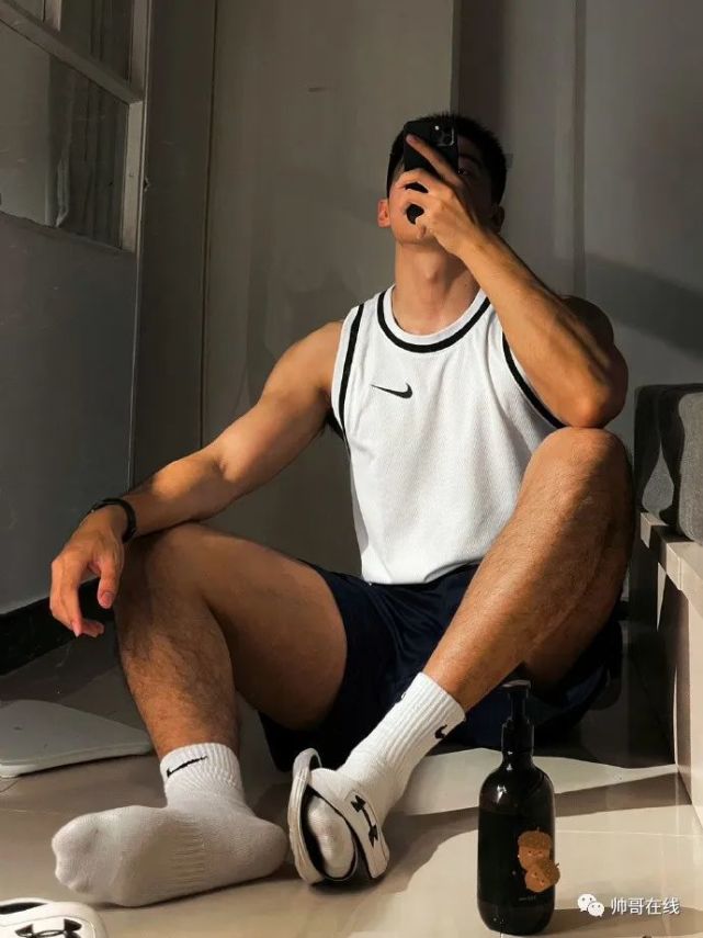 会自拍的黑皮腹肌体育生,总少不了和你抢男朋友的人!