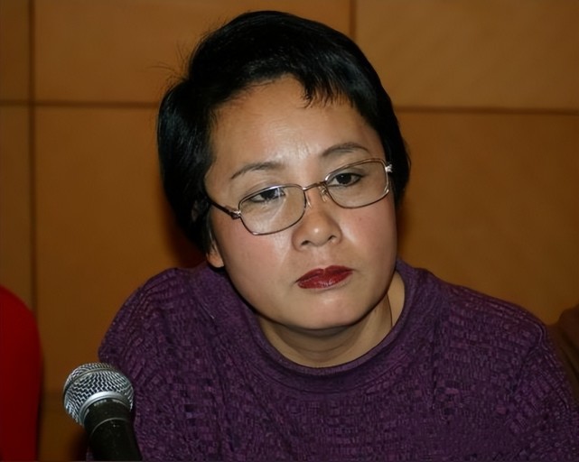 妻子张美珠也站出来力挺丈夫,让大家对饶颖爆出的事情产生怀疑.