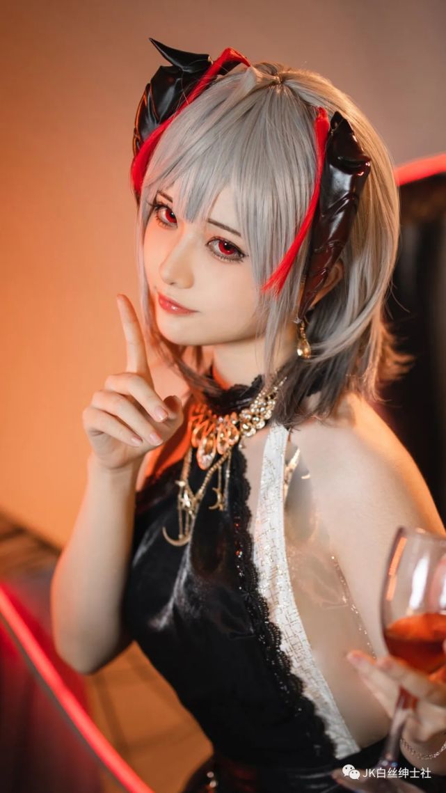 cos:明日方舟w晚礼服cos正片@屿鱼