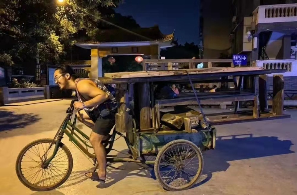 迷恋收破烂的985毕业生：曾天天泡在“鬼市”，和流浪汉一起睡觉（组图） - 1
