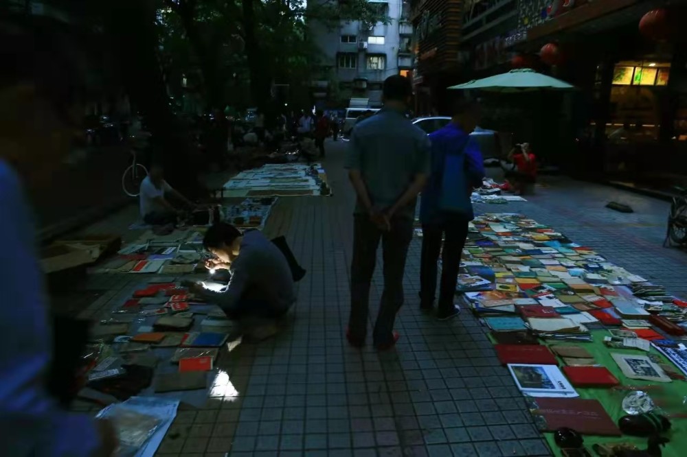 迷恋收破烂的985毕业生：曾天天泡在“鬼市”，和流浪汉一起睡觉（组图） - 2