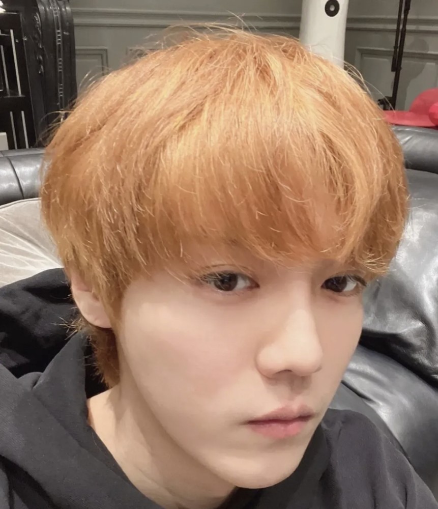 照片里,鹿晗又把头发染成了金色,前额的刘海遮住了眉毛,和之前短发