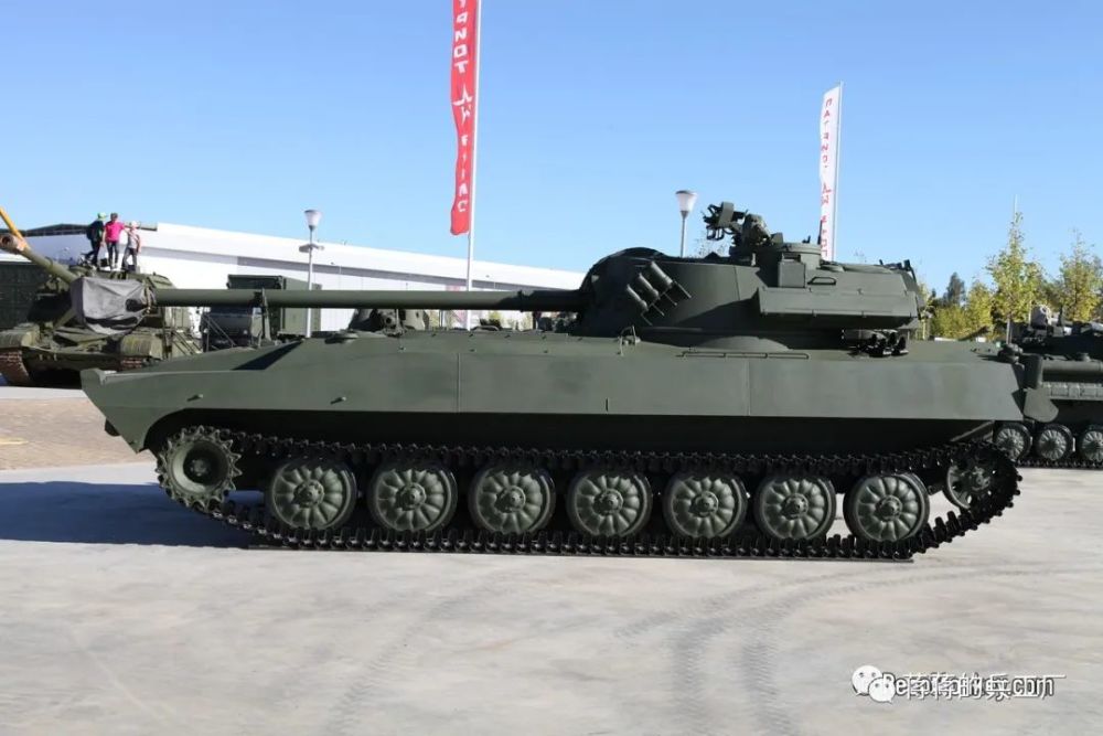 乌克兰农民的新战利品,拖拉机拖走了俄军2s34型自行迫榴炮_腾讯新闻