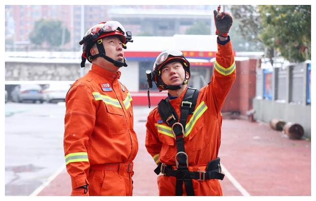 一个是高空坠落事件,一个是高速路上汽车相撞,这两个事故都是由高桥