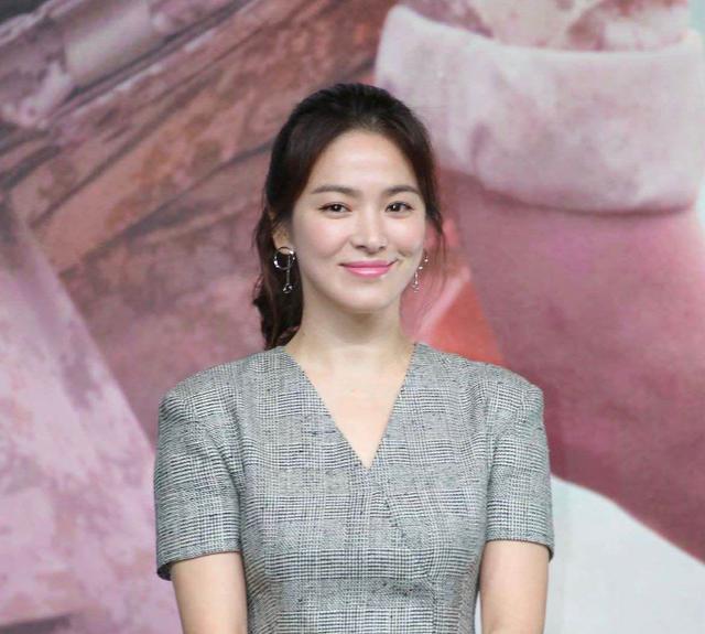 宋慧乔也难逃衰老!脸上苹果肌饱满,但皱纹也很明显