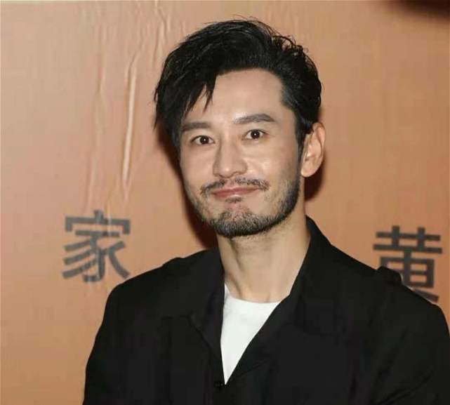 51岁汪峰"从头开始"!剃光头携章子怡看画展,一家4口温馨幸福