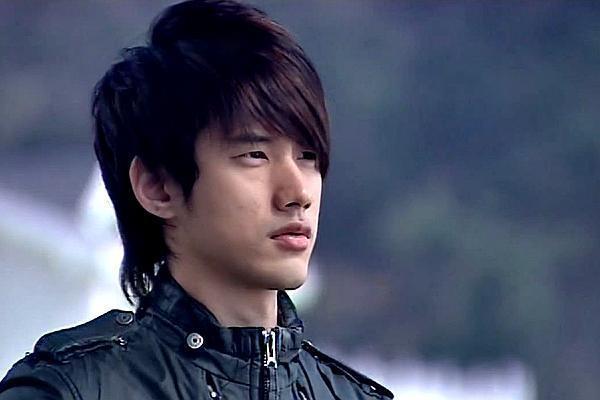 炎龙侠吴建飞带儿子出境,长相剑眉星目,眉眼间意外像邓紫棋