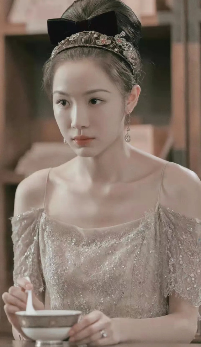 6年才有了力捧的机会,之前的《烈火军校》《皓镧传》她都只是出演配角