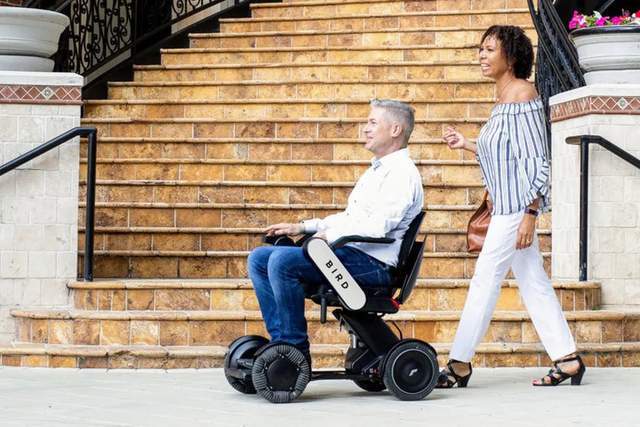 共享电动滑板车，这一款新配件，给轮椅用户提供了友好的服务