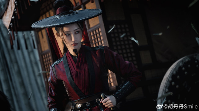 杨泽的古装就很谦谦君子,温润如玉,胡丹丹没掉马前也是活脱脱的一位