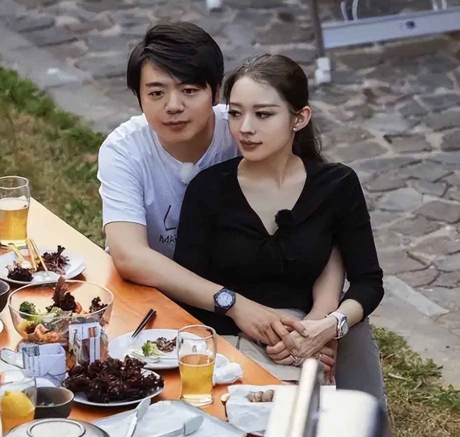 吉娜和婆婆出行亲密似母女郎朗母亲要求高网传曾干预儿子恋情