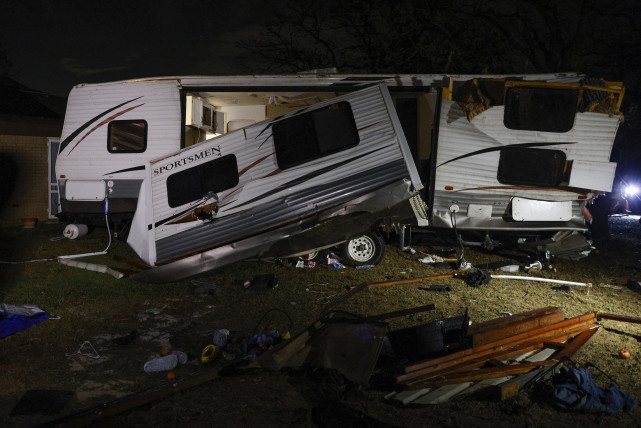 这是4月5日在美国得克萨斯州约翰逊县拍摄的遭受风暴袭击的房车.