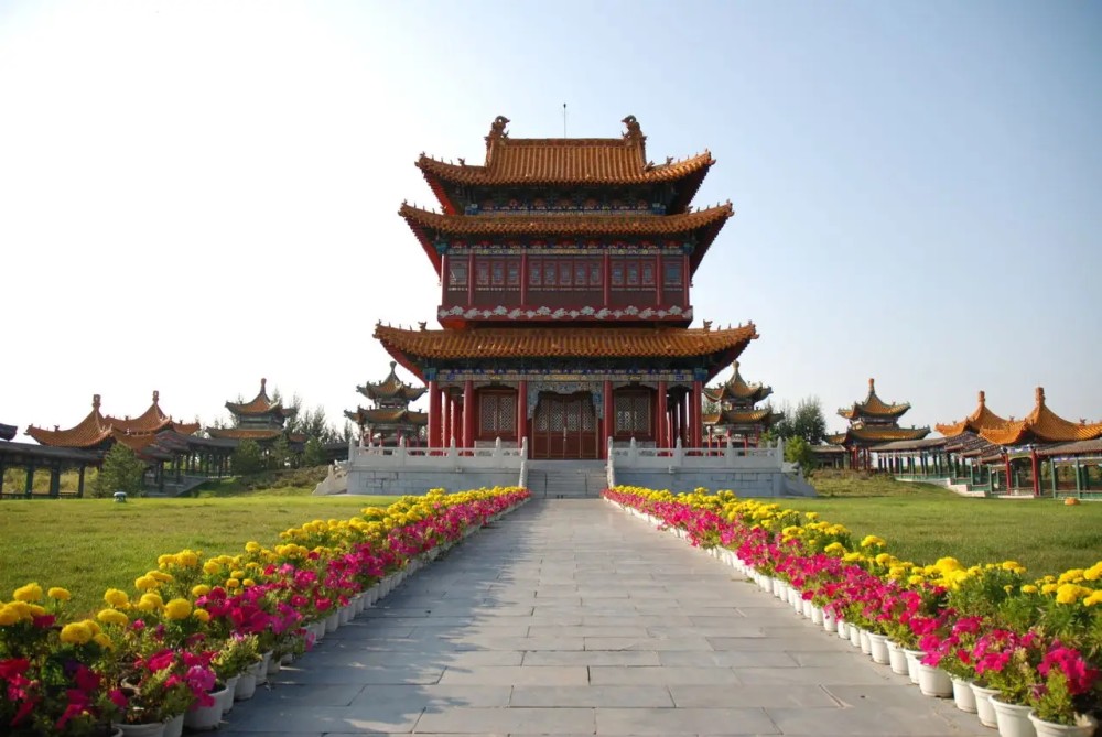 清朝初年曾有少量居民住在城内,雍正六年设和林格尔理事通判厅.