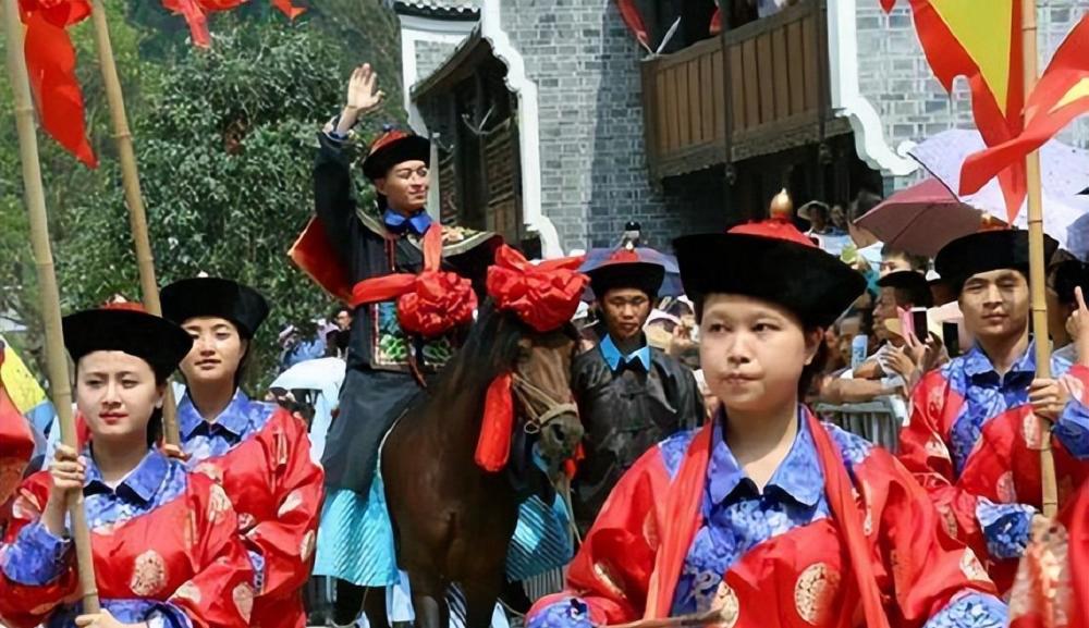 清朝一穷状元,殿试时考卷上书写8字,皇上看后落泪:状元就他了_腾讯