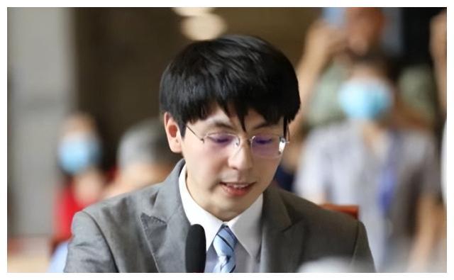 麻恩浩在母亲的影响下,他选择了和母亲高度相似的专