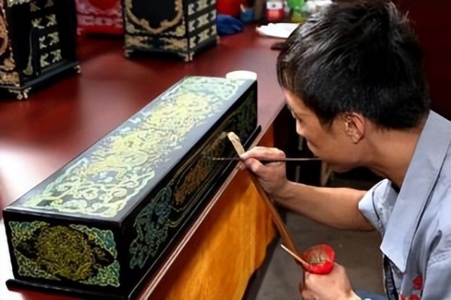 平遥推光漆器,手推万丈光芒