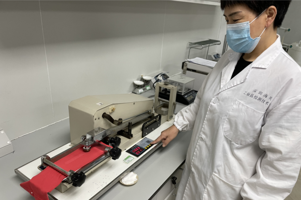 实验室人员正在进行摩擦色牢度的检测服装的穿用洗涤准备服装面料在