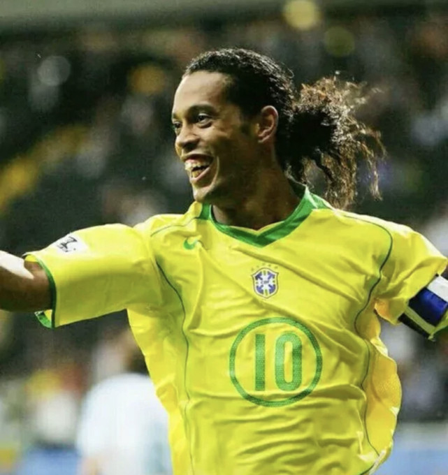 从球王变成"囚王"小罗的人生写满了传奇|足球场|罗纳尔多·德·阿西斯