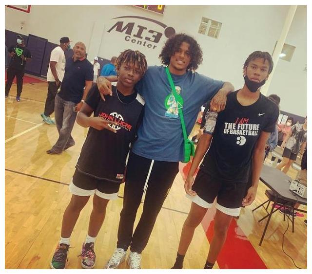 杰伦格林遭小球迷索要球衣!微笑与其合影太暖心,场上场下双丰收