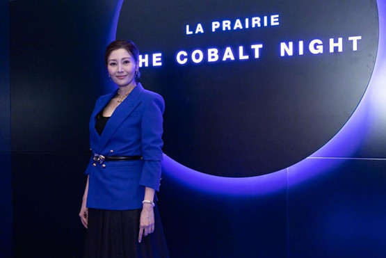 李嘉欣晒生活近照,穿镂空衬衫配休闲裤与狗为伴,摘墨镜五官美翻_腾讯