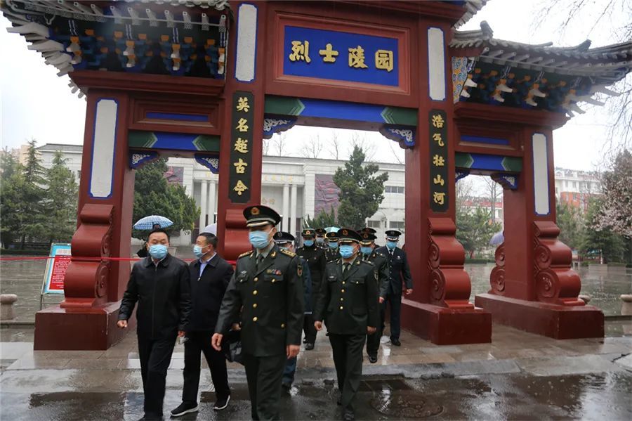 烈士陵园空气清新,松柏苍翠,烈士纪念碑庄严肃穆,大家肃穆伫立,怀着