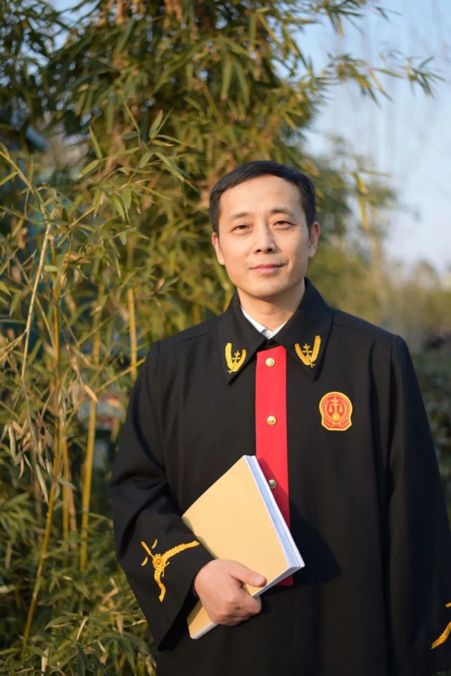 2009年,在监狱工作10年的张永杰怀揣法官梦,考入梁山法院,成为一名