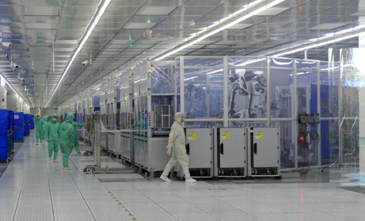 伯恩光学生产车间.分销售情况看,内销产值同比增长22.6%.