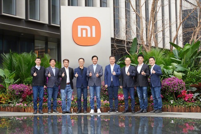 小米成立12年雷军再晒高管合影卢伟冰站c位
