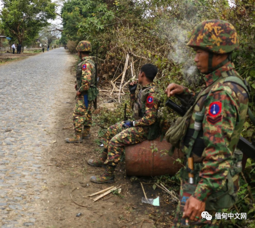 缅北克钦独立军总部拉咱附近军方与民武高度对峙