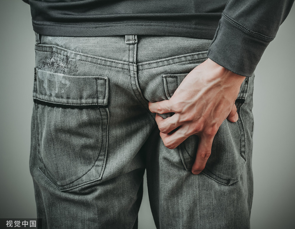 走路时,发觉整个臀部有"烧灼感"疼痛,严重时还出现跛行,蹲马桶屁股疼