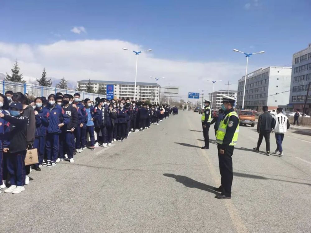 门源交警全力护航海北二中核酸检测工作_腾讯新闻