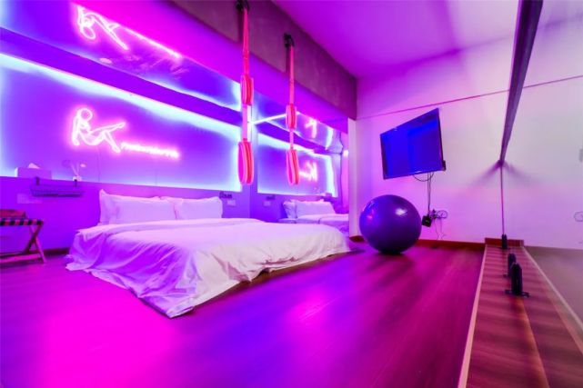 家具,装饰,摆设各不相同搭配上朦胧的灯光氛围感十足小长假已至赶紧