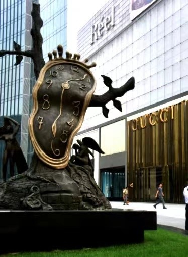 西班牙超现实主义萨尔瓦多·达利(salvador dali)的传世铜塑名作《时