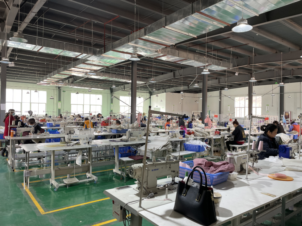 作为全市规模最大的箱包加工厂,也是铜川首家外贸型标准化社区工厂,信