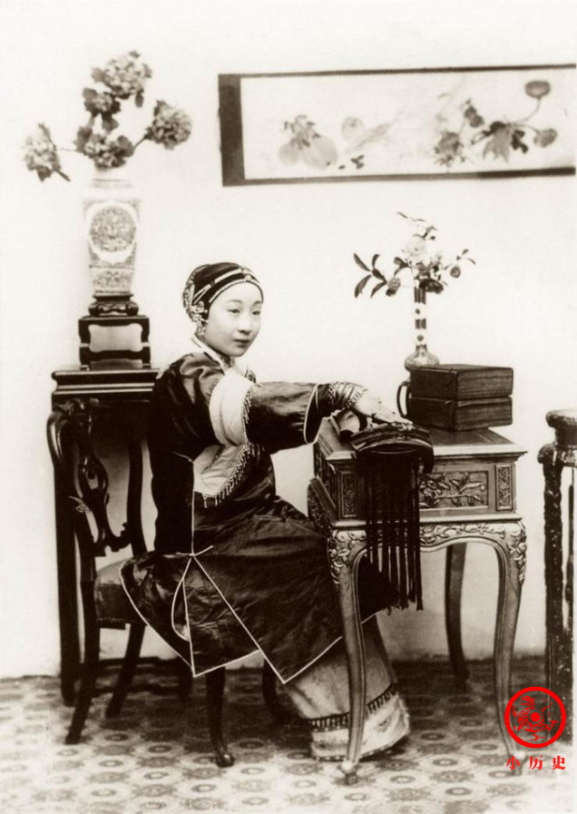 晚清老照片:青楼女子气质清雅,男子与一妻一妾合影