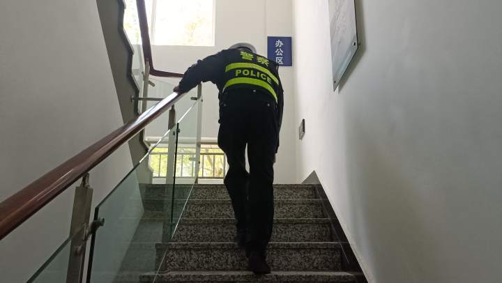 这张杭州高速交警的背影照,让人心疼_腾讯新闻