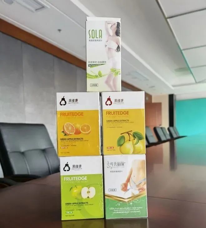 据了解,齐某夫妇销售两款排毒养颜片,一种名叫果缘康,一种名叫纤秀丽