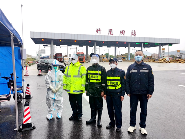 坚守在凤岗镇高速公路竹尾田,雁田和官井头出入口,切实做