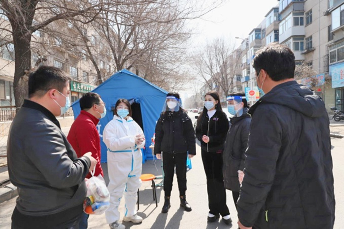 4月3日,首山镇团人大代表慰问坚守岗位的团县委青年志愿者团队,为他们