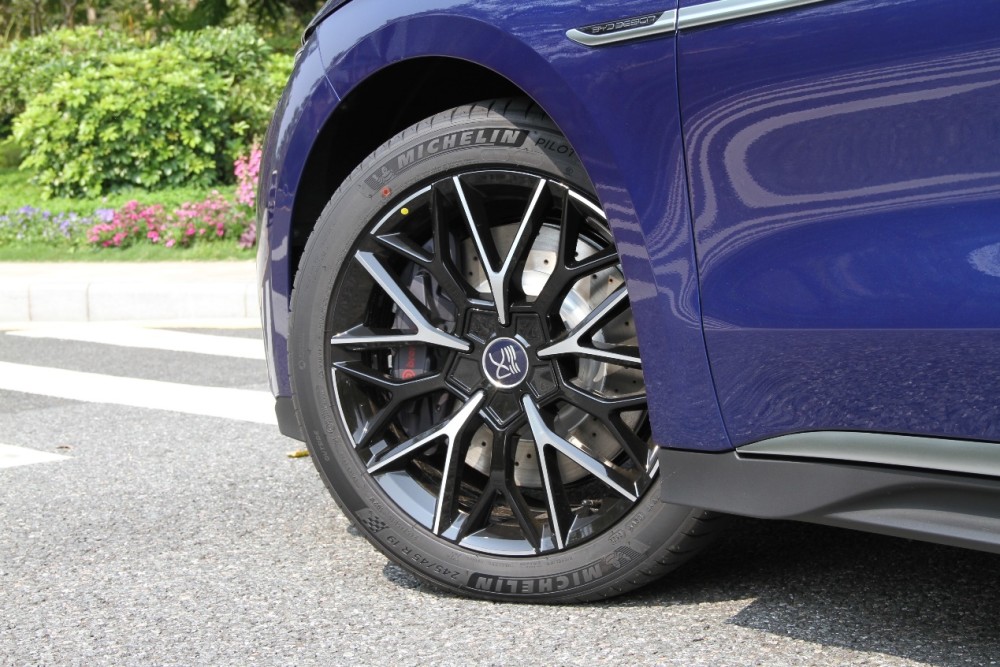 比亚迪汉全方位升级改款带你看上去更有动感