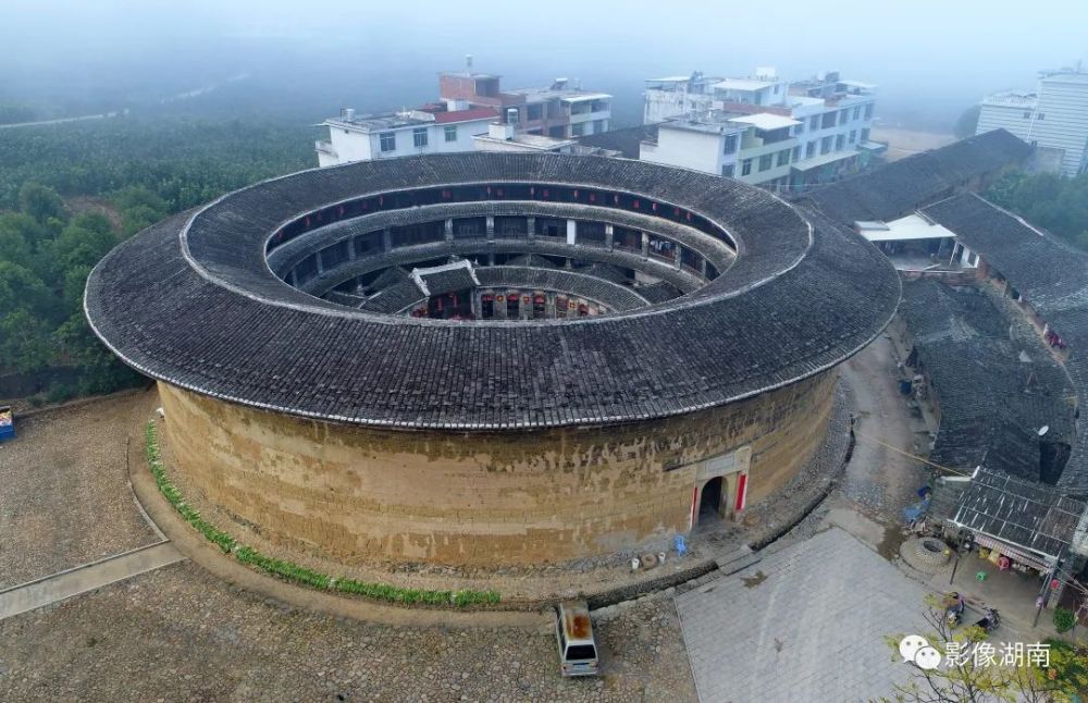 楼中共有二十四个开间,一座具有高超雕刻艺术风格的圆形土楼,在几百年